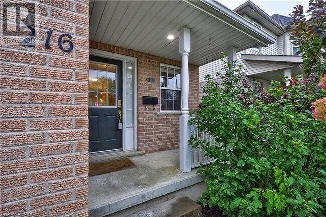 216 Pineland Ct in Waterloo, ON - Building Photo - Building Photo