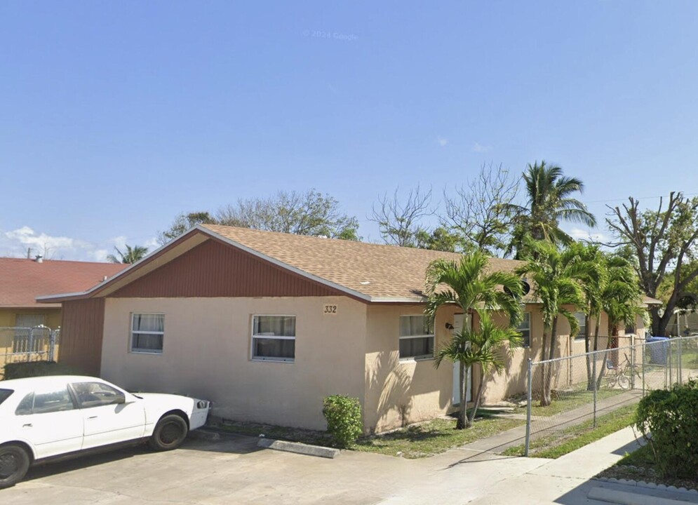 332 Mockingbird Ln in Lantana, FL - Building Photo