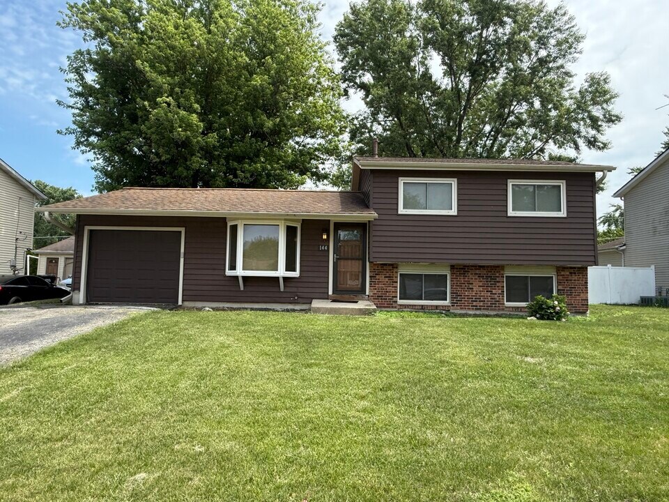 144 Monterey Dr in Bolingbrook, IL - Building Photo