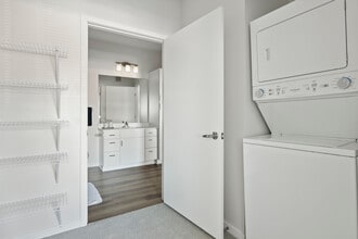 Axle Apartments in Fridley, MN - Foto de edificio - Building Photo