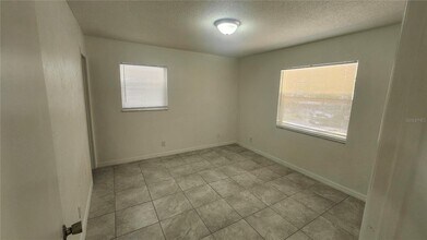 1079 N Gertrude Ct in Daytona Beach, FL - Building Photo - Building Photo