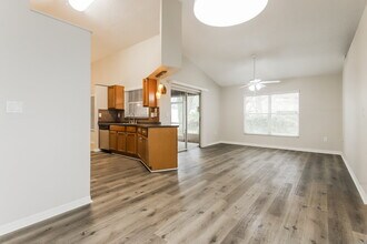 1807 Staysail Dr in Valrico, FL - Building Photo - Building Photo