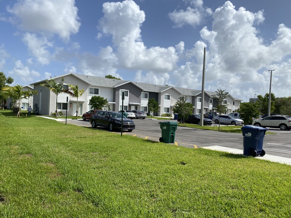 2754-2791 NW 191st Terrace in Miami Gardens, FL - Building Photo