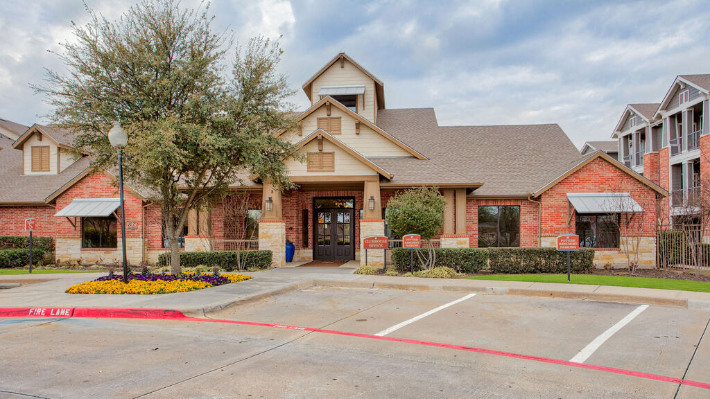 Platinum Castle Hills in Lewisville, TX - Building Photo