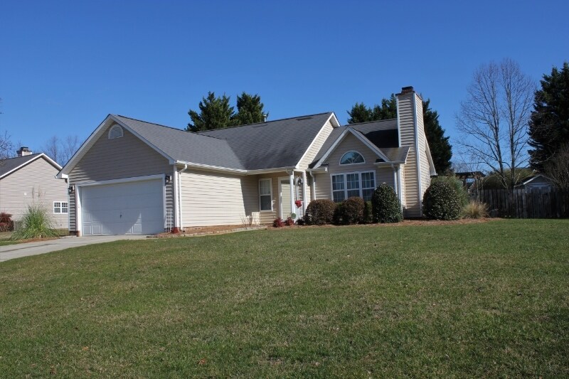 4310 Kirkstone Dr in High Point, NC - Building Photo