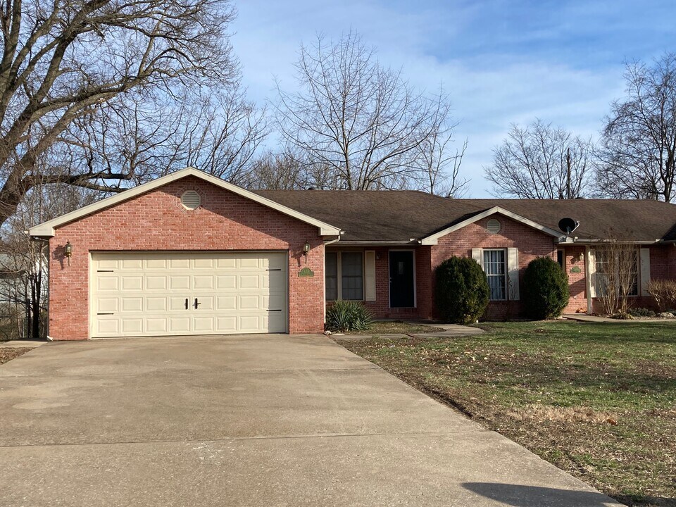 654 Abbie Ct in Jackson, MO - Building Photo