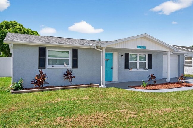 7104 Castanea Dr in Port Richey, FL - Building Photo - Building Photo