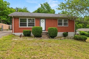 111 River Rd in Hendersonville, TN - Building Photo