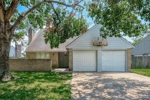 5023 Whispering Falls Dr in Houston, TX - Building Photo