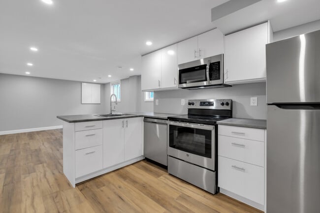 23 Foothills Dr in Ottawa, ON - Building Photo - Building Photo