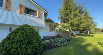 4086 Bel Harbor Dr in Liverpool, NY - Building Photo