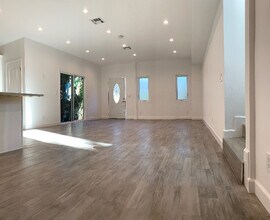 2221 Glendon Ave in Los Angeles, CA - Foto de edificio - Building Photo