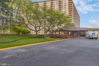 5225 Pooks Hill Rd in Bethesda, MD - Building Photo - Building Photo