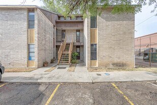 100 Hillside Rd in Laredo, TX - Building Photo