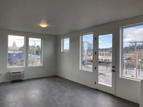 The Lurana - Waterfront Property in Olympia, WA - Building Photo - Building Photo