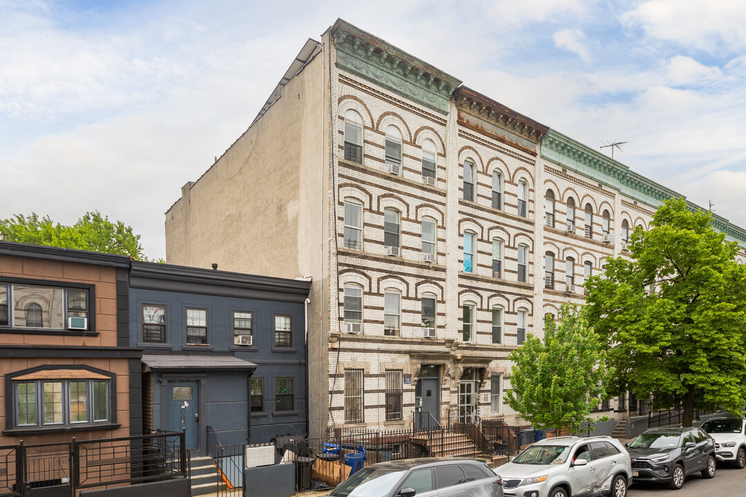 304 Sumpter St in Brooklyn, NY - Building Photo