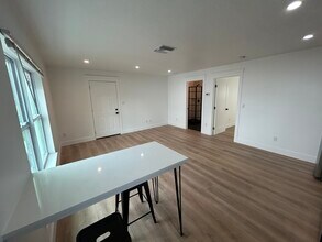 300 Oak St, Unit A in New Smyrna Beach, FL - Building Photo - Building Photo