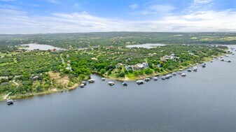 1201 Lakeshore Dr in Spicewood, TX - Building Photo