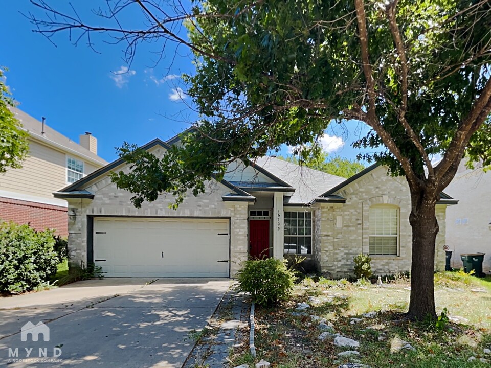 16705 Tomcat Dr in Round Rock, TX - Foto de edificio