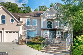 3850 Glenhurst Dr in Smyrna, GA - Foto de edificio - Building Photo