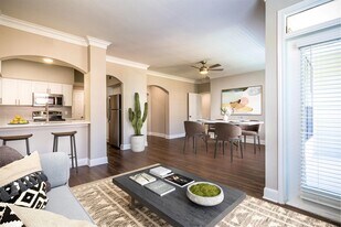 320 Jackson Hill St in Houston, TX - Building Photo