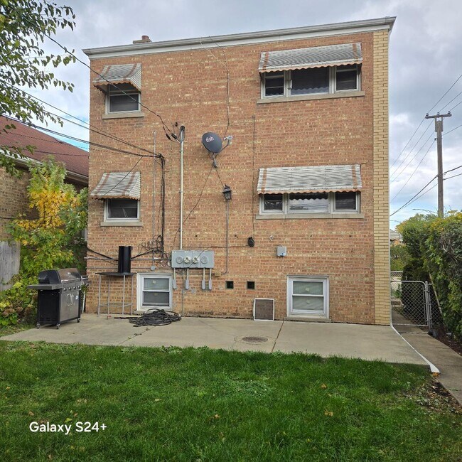5600 N Mango Ave in Chicago, IL - Building Photo - Building Photo