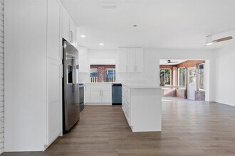 7841 NW 46th St in Lauderhill, FL - Foto de edificio - Building Photo