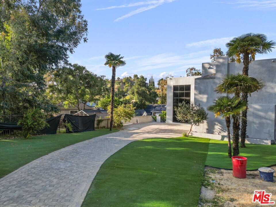 21329 Mulholland Dr in Los Angeles, CA - Building Photo