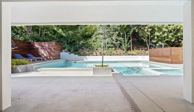 16105 Clear Oak Dr in Los Angeles, CA - Building Photo - Building Photo