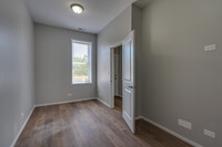 2501 Southport Ave in Chicago, IL - Building Photo - Interior Photo