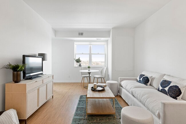 Grand & Syndicate Apartments in St. Paul, MN - Building Photo - Interior Photo