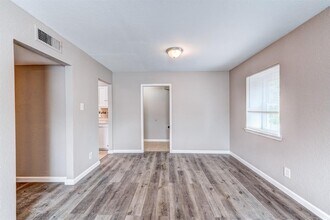 521 Spring Dr in Pasadena, TX - Building Photo - Building Photo