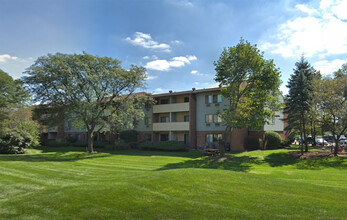 Idyllwild Apartments in Darien, IL - Foto de edificio - Building Photo