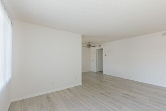 7233 Loma Verde Ave in Los Angeles, CA - Foto de edificio - Building Photo