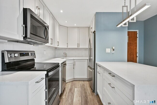 60 Strawberry Hill Ave in Stamford, CT - Foto de edificio - Building Photo