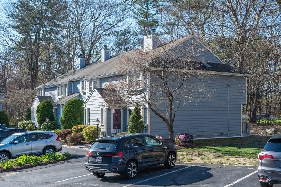 Satucket Path Condominiums in Abington, MA - Foto de edificio