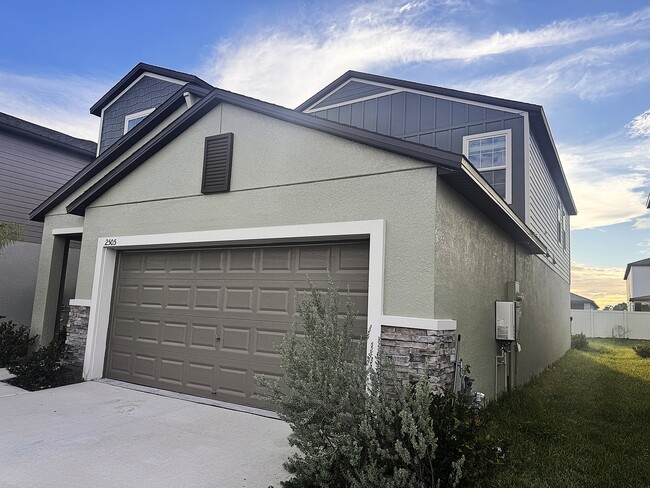 2505 Leonia Ln in Zephyrhills, FL - Building Photo - Building Photo