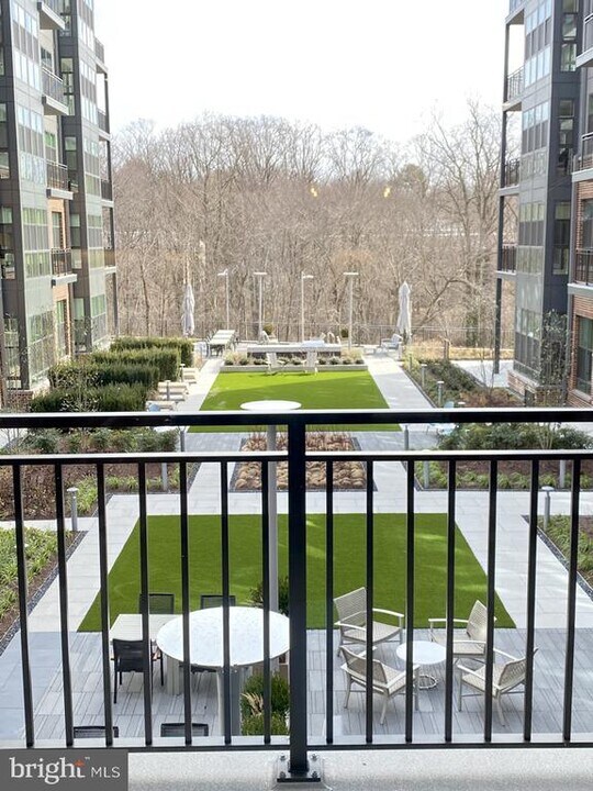 1761 Old Meadow Rd in Tysons, VA - Building Photo