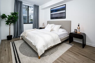 625 W 71st Pl, Unit B1 in Hialeah, FL - Foto de edificio - Building Photo