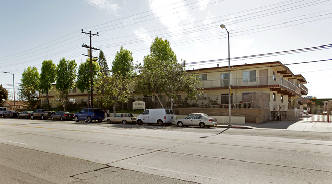 Fig Tree in Gardena, CA - Foto de edificio - Building Photo