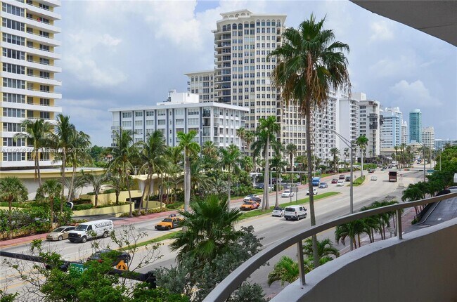 5555 Collins Ave, Unit 4A in Miami, FL - Building Photo - Building Photo