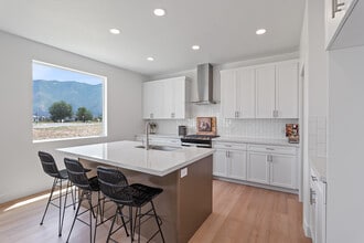 165 S Starlight Ln in Springville, UT - Foto de edificio - Building Photo