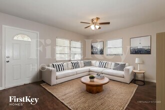 9305 N Forest Hills Dr in Tampa, FL - Foto de edificio - Building Photo