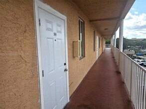 17350 NW 67th Ave, Unit 303 in Hialeah, FL - Foto de edificio - Building Photo