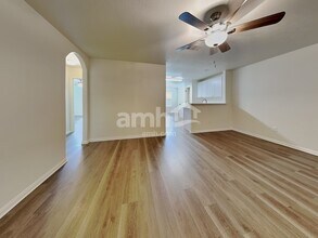 910 Redcrest Springs Ct, Unit 6 in Houston, TX - Foto de edificio - Building Photo