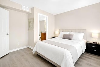 815 Mikinak Rd in Ottawa, ON - Building Photo - Building Photo