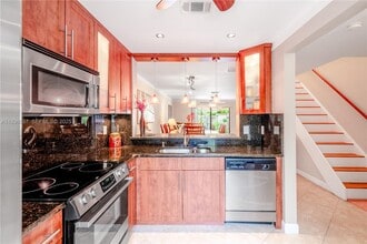 3024 S Oakland Forest Dr in Oakland Park, FL - Building Photo - Building Photo