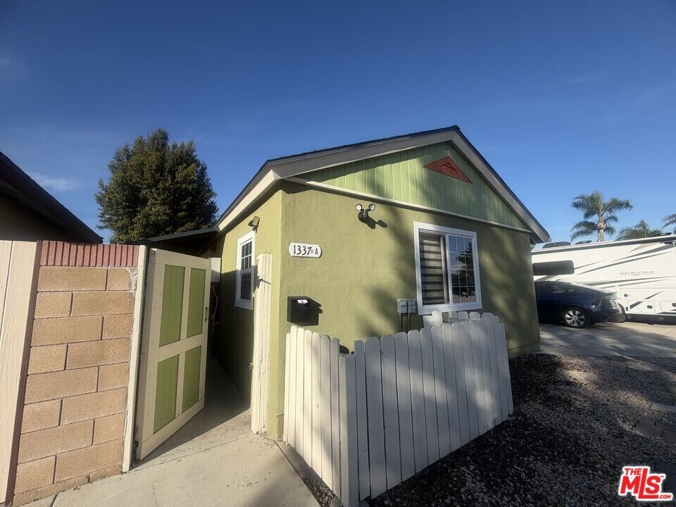 1337 W Olive Ave in Fullerton, CA - Building Photo