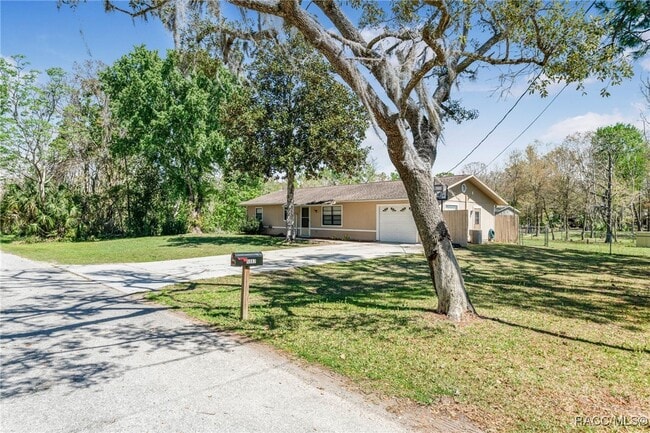 5087 S Louise Point in Homosassa, FL - Building Photo - Building Photo