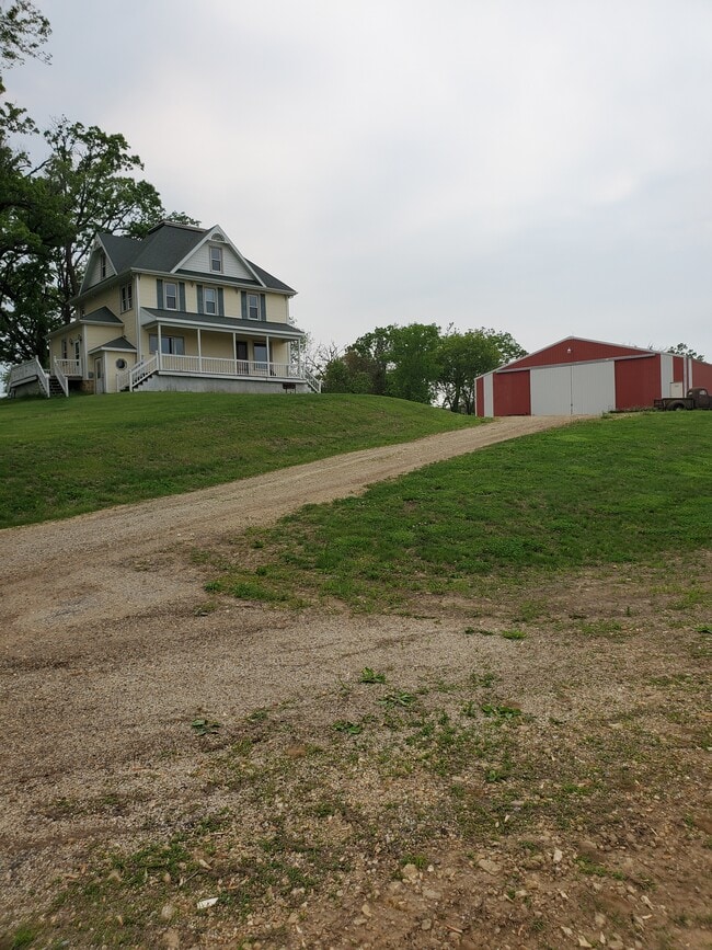 10326 Brattlie Rd in Mount Horeb, WI - Foto de edificio - Building Photo
